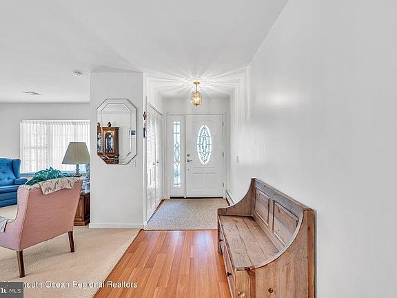 5th image of 62 Prince Charles Dr