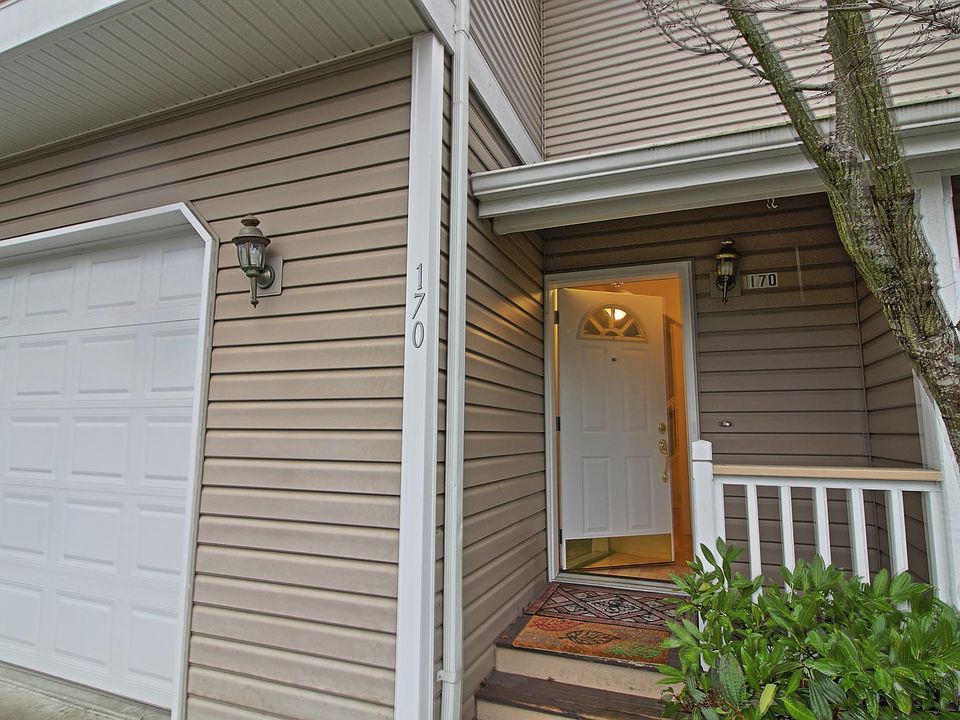 1st image of 170 NW Alder Pl