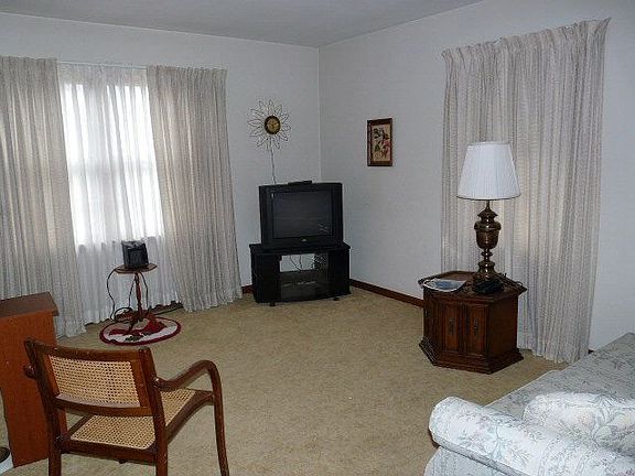 5th image of 19 W Gaylord Ave