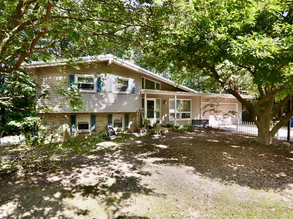 2369 Crestview Dr SW, Wyoming, MI 49519