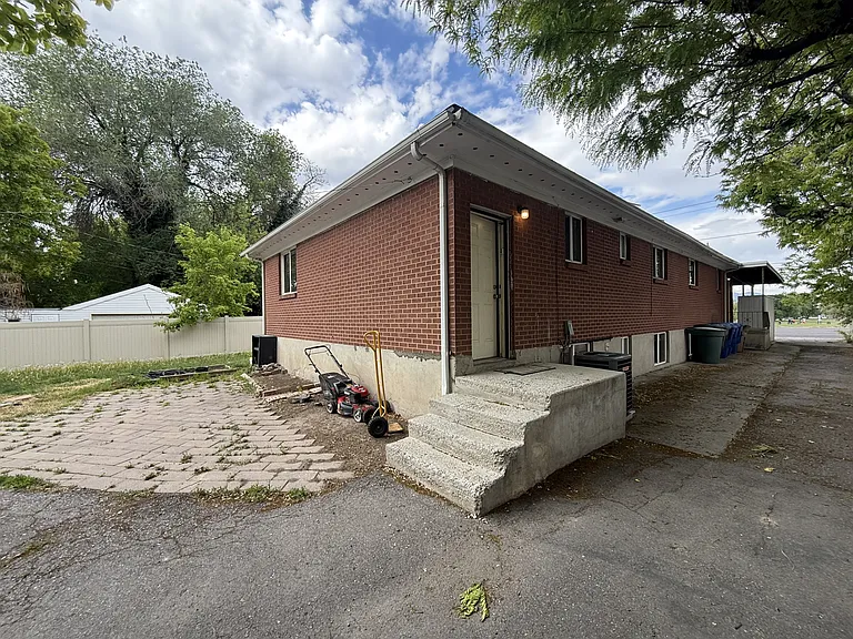 2735 S 700 E — Photo 1