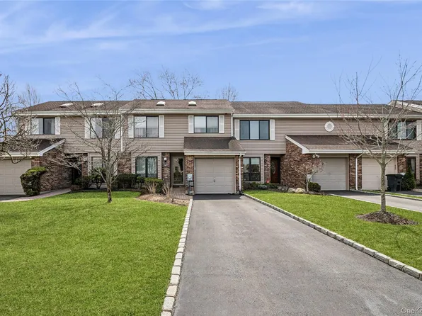 157 Hidden Ponds Circle, Smithtown, NY 11787