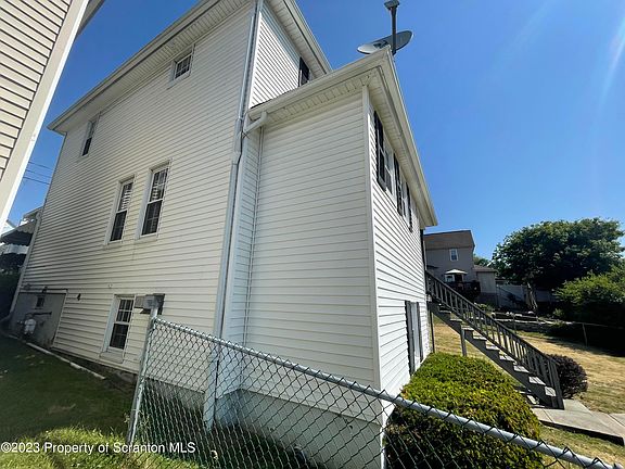 5th image of 836 Albert St