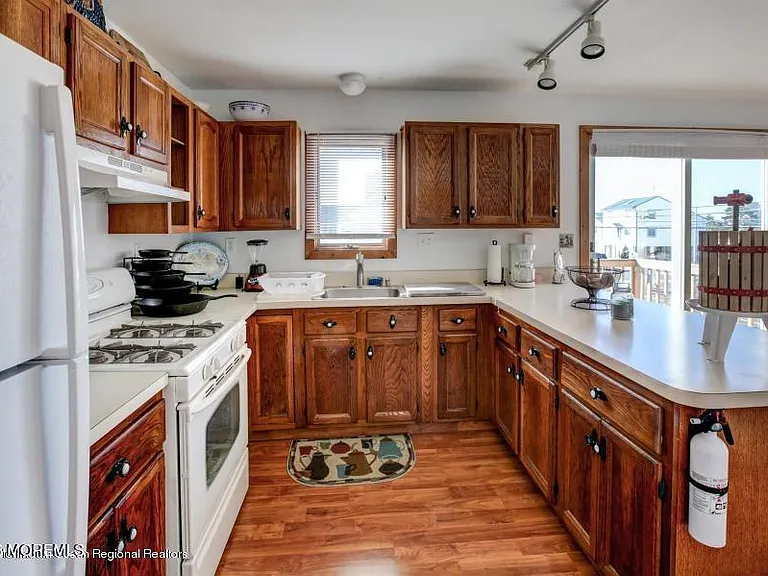 2210 Central Ave #UPSTAIRS — Photo 7