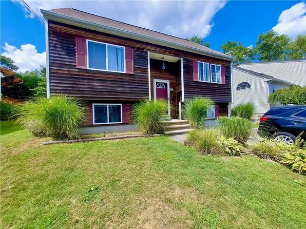 15 Aroostook Trl, Narragansett, RI 02882