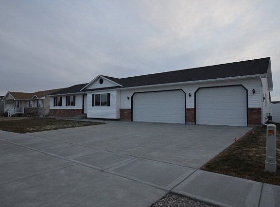3rd image of 1411 N Richland Dr