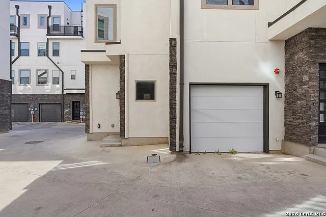 1817 N Saint Marys St #502 — Photo 23