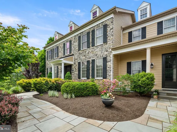 2 Pin Oak Dr, Chadds Ford, PA 19317