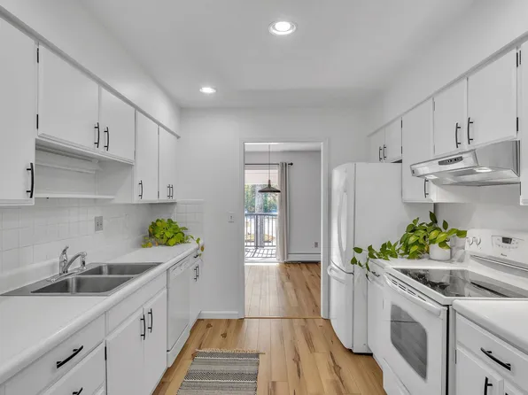 100 Kennedy Drive #51, South Burlington, VT 05403