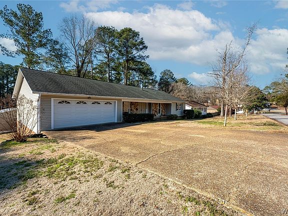 2nd image of 905 Lakeside Pl