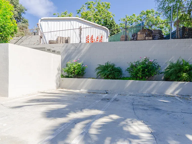2737 Montrose Ave #105 — Photo 25