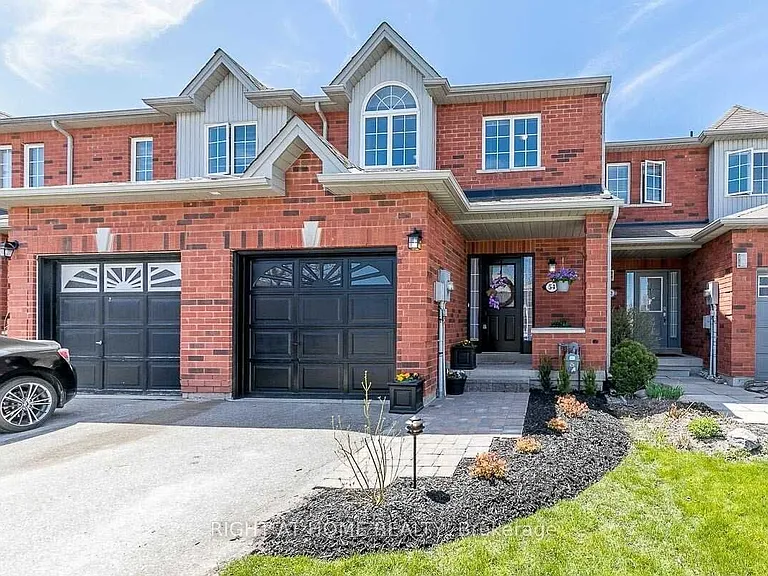 54 Henderson Cres — Photo 1
