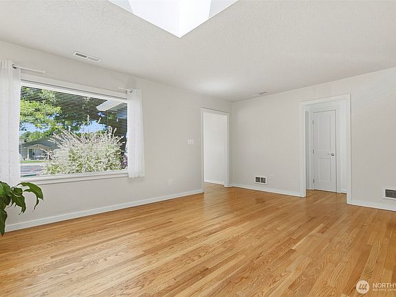5th image of 2219 Washington Way