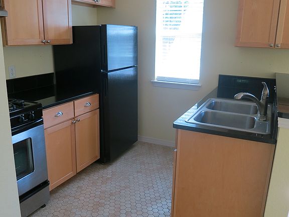 Full, spacious kitchen