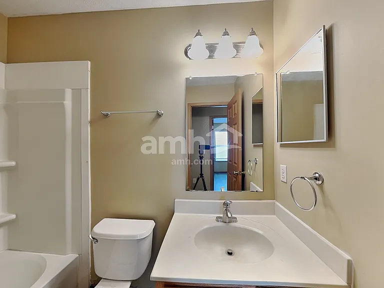 949 Rowland Ave — Photo 17