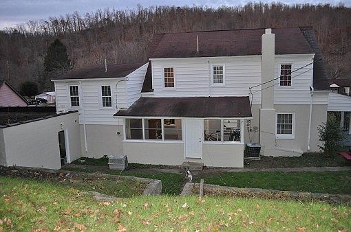 2nd image of 612 Kanawha Ave E