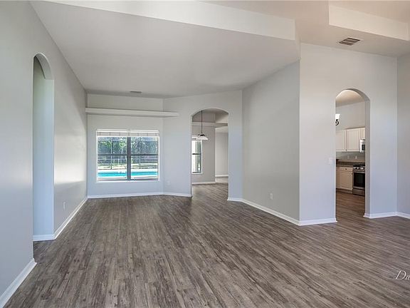 5th image of 560 Alexandra Ave SW