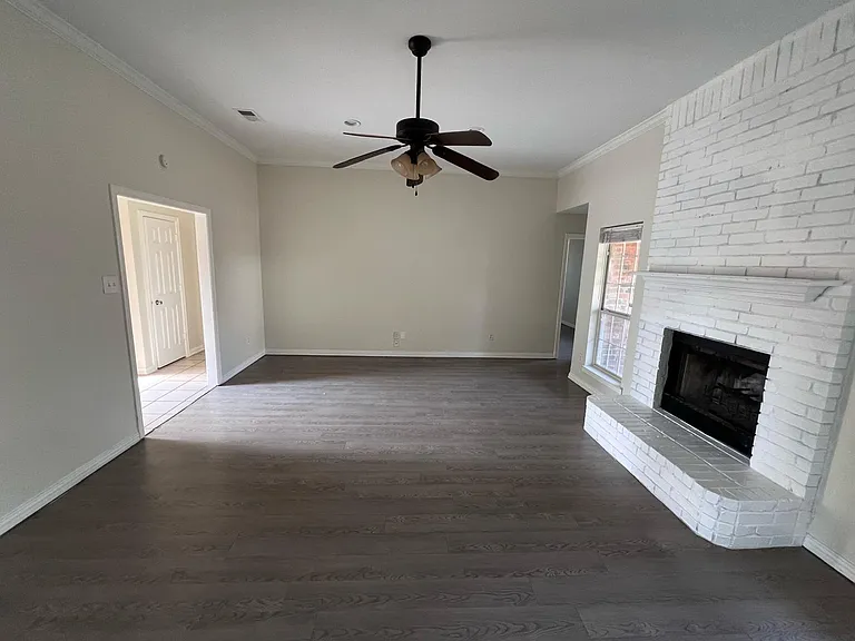 1116 Oak Grove Ln — Photo 4