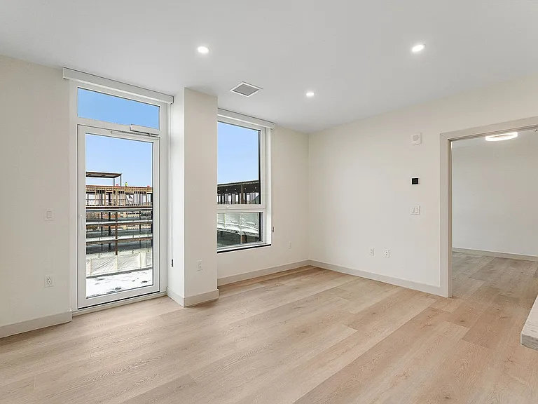 Bank Street Apartments at Burlington Square — Photo 19