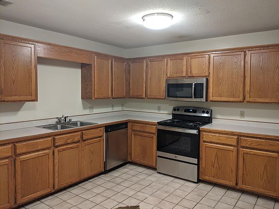 4th image of 309 W 16th Ct APT B
