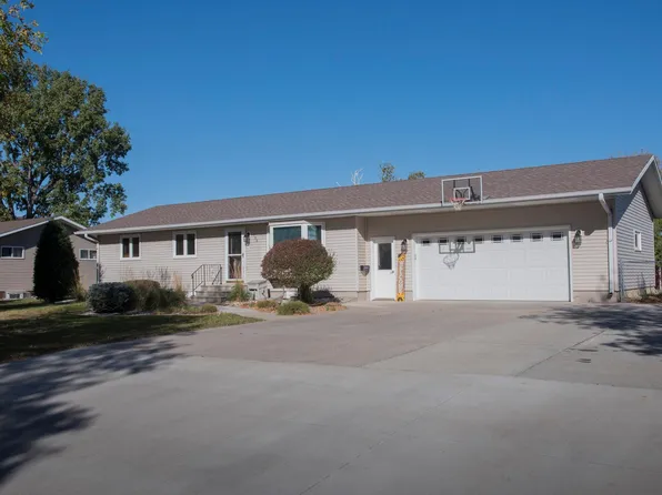 706 3rd Ave NE, Hillsboro, ND 58045