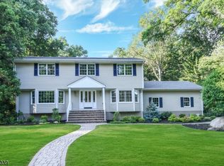 105 Barrett Ln, Wyckoff, NJ 07481