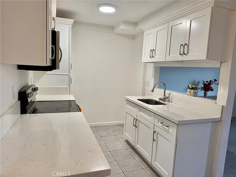 1735 E Washington St #G12 — Photo 3