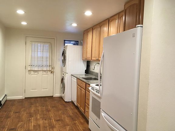 KITCHEN WITH ALL APPLIANCES