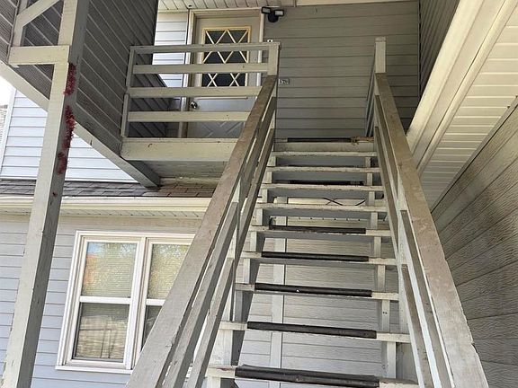 5th image of 302 3rd Ave S #1