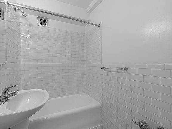 5th image of 307 E 44th St APT 911