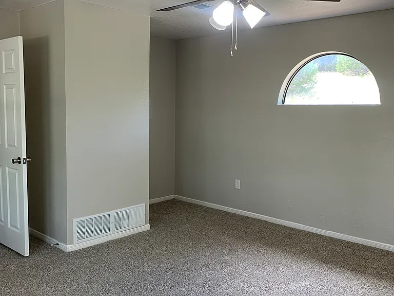 1312 W Avenue D — Photo 9