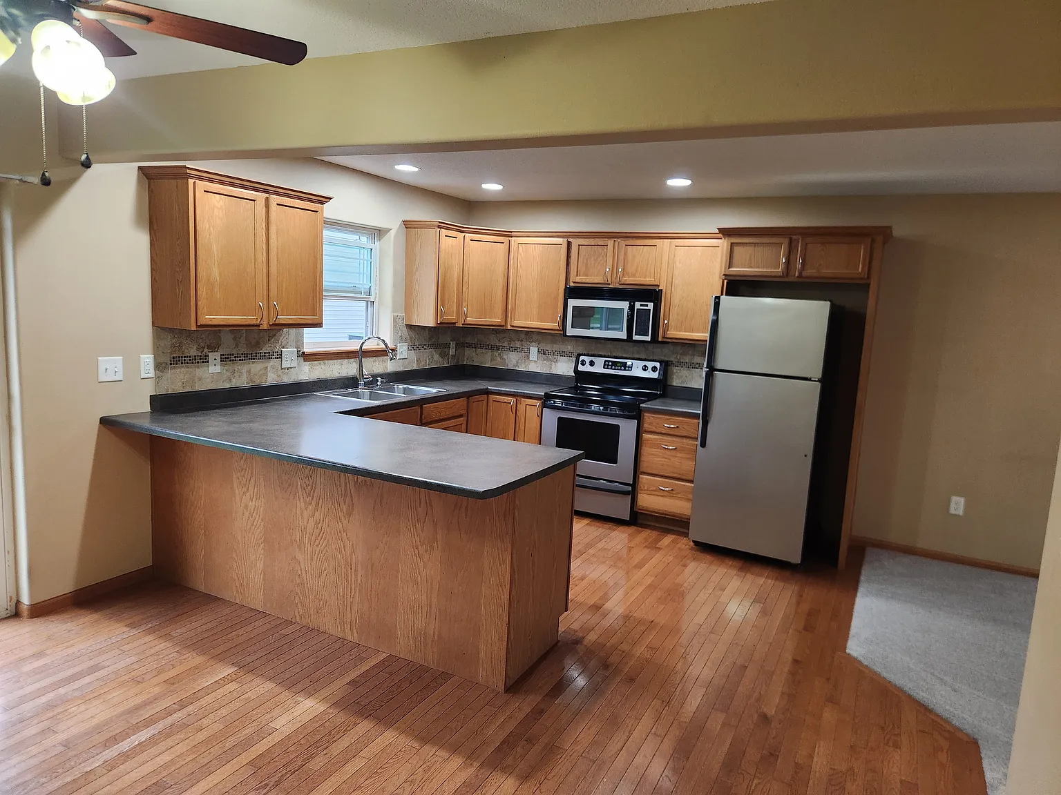 4 bed, 1911 sqft, $2,400 — Photo 2
