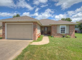 1503 W 9th St, Grove, OK 74344