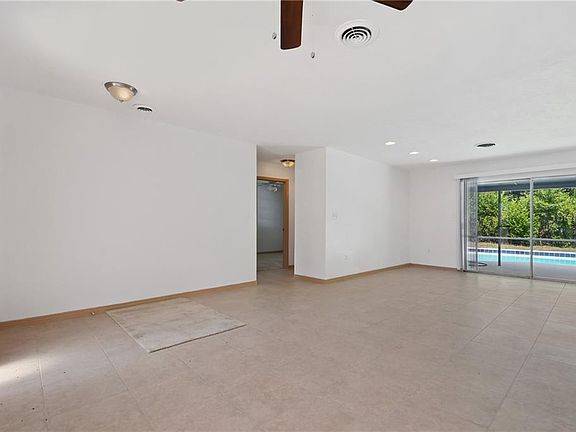 4th image of 5901 Holmes Dr