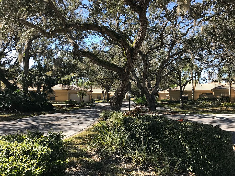 Oak canopied entrance