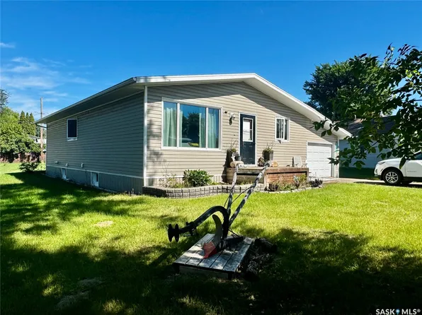 612 1st Avenue NE, Preeceville, SK S0A 3B0