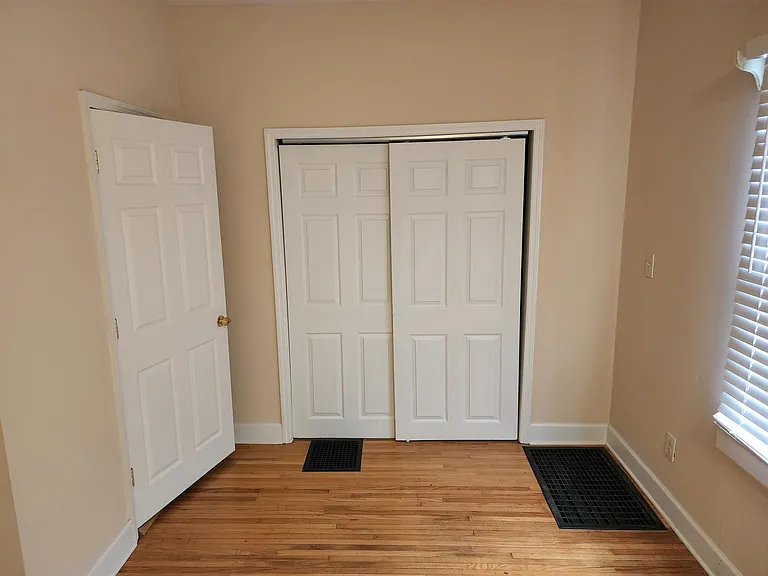 4300 Lonsdale Dr — Photo 3