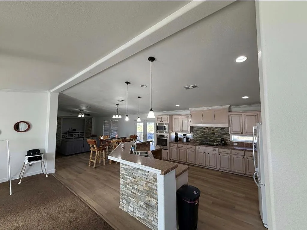 4 bed, 2.0 bath, 2318 sqft, $2,650 — Photo 3