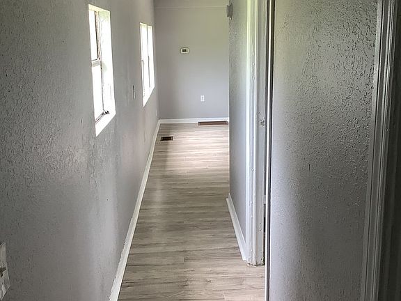 3rd image of 1043 S Suwannee Ave
