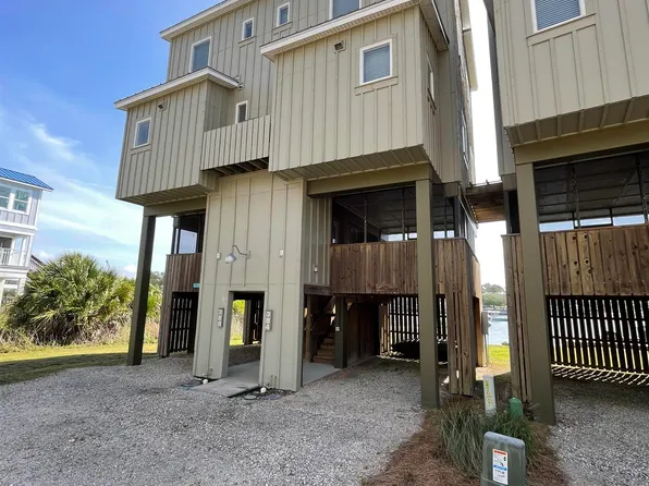 384 Pirates Landing Dr, Carrabelle, FL 32322