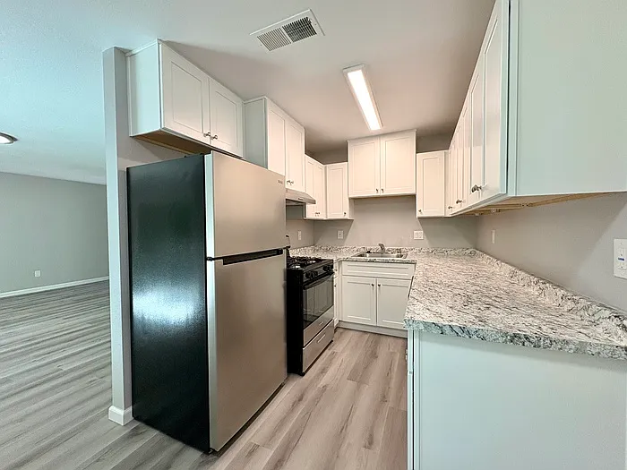 2 bed, 1.0 bath, 890 sqft, $1,695 — Photo 3
