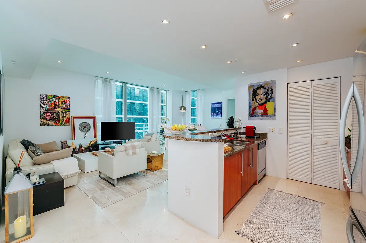 Building Photo - 300 S Biscayne Blvd #3702