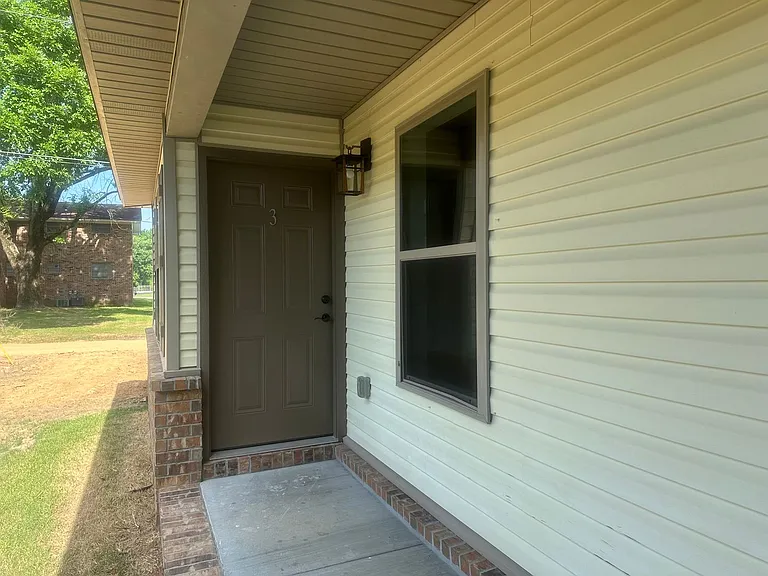909 N El Paso Ave — Photo 1
