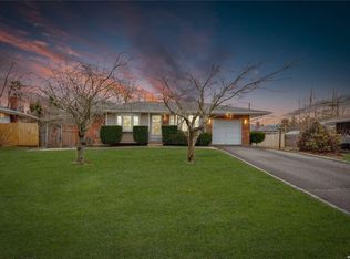 4 Plane Tree Ln, Saint James, NY 11780