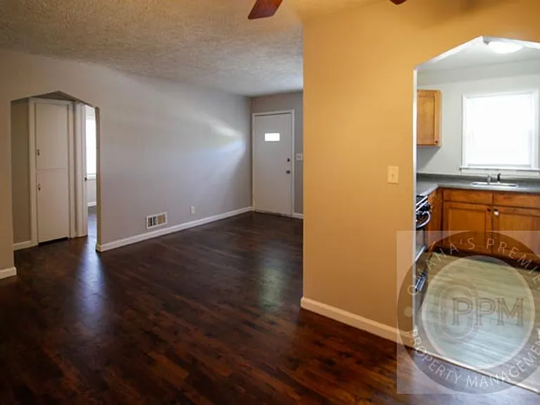 2119 Monroe St — Photo 3