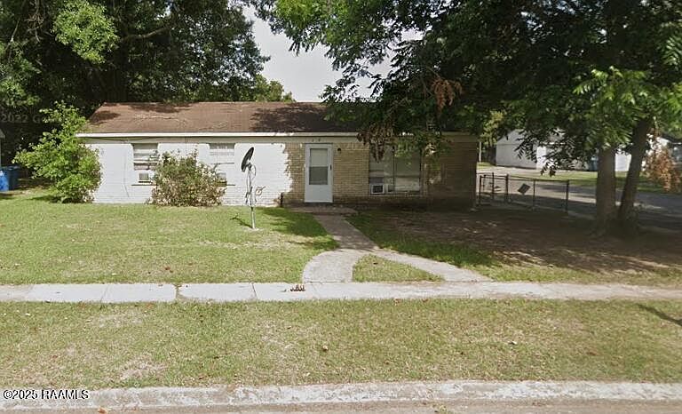 1st image of 105 Town Homes Dr