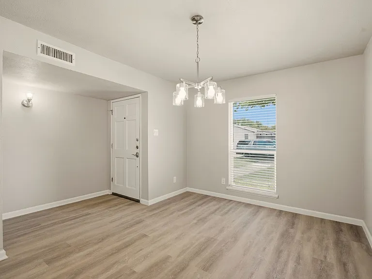 1616 Stockton Trl — Photo 6