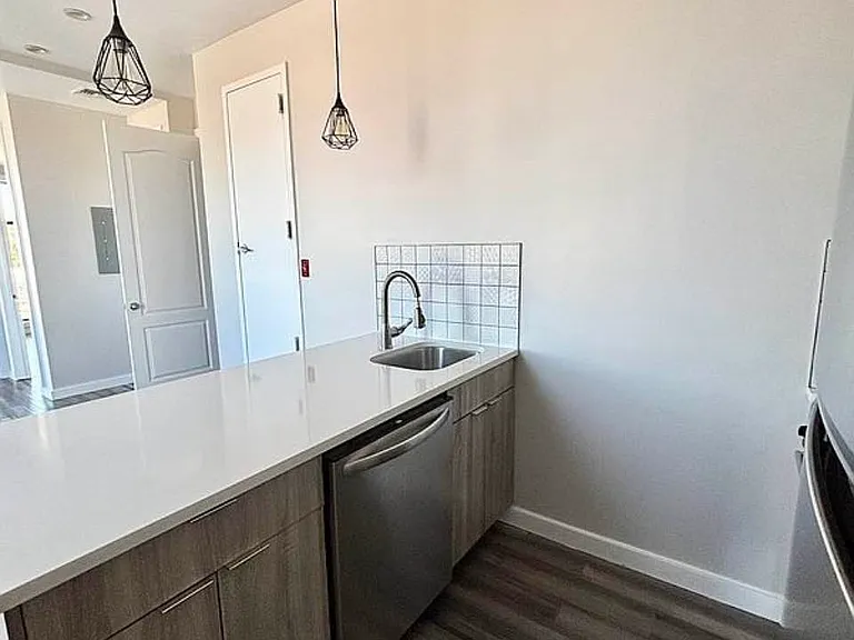 313 52nd St #4R — Photo 10