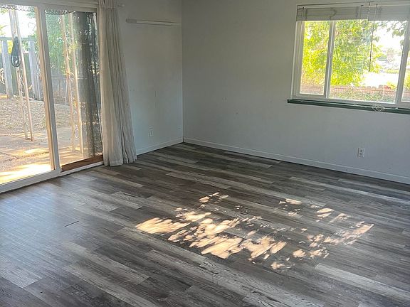 3rd image of 827 Falcon Dr