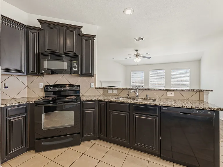 1011 Meadow Green Ct — Photo 15